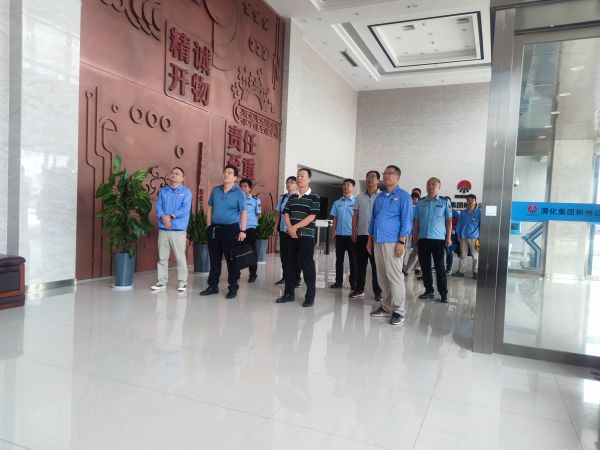 8月17日，省環(huán)保廳一行到公司開(kāi)展環(huán)保檢查，此圖為檢查組在彬州公司綜合樓一樓進(jìn)行入場(chǎng)安全教育.jpg
