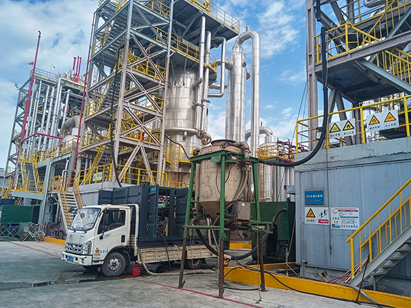 8月中下旬，乙二醇合成催化劑裝卸現(xiàn)場 (1)   600.jpg