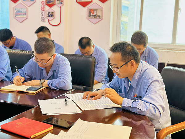 9月18日下午，物料車間黨支部紀(jì)檢委員孫文田為全體黨員講授廉潔主題黨課。 (3).JPG