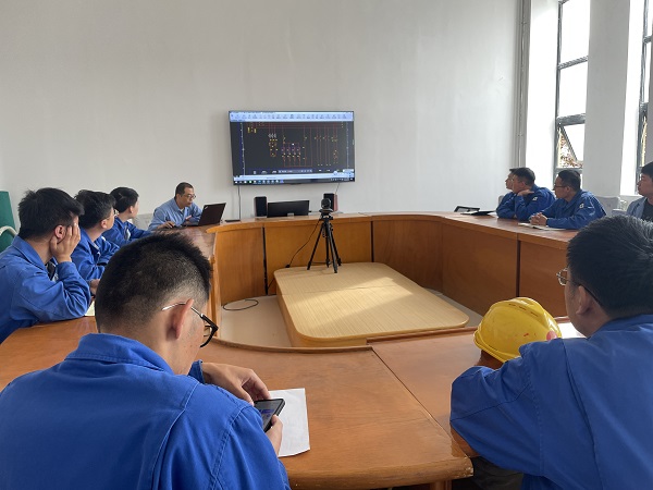 9月24日，電氣技術員于康健與參訓人員進行討論答疑。.jpg