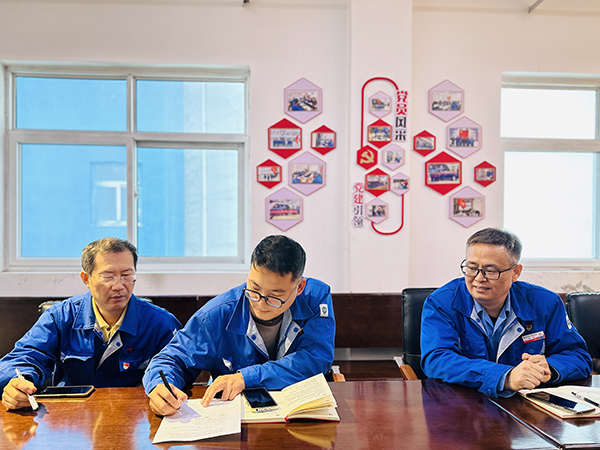 9月27日下午，黨員領(lǐng)導(dǎo)干部及行使公權(quán)力人員簽訂廉潔過(guò)節(jié)承諾書  600.jpg