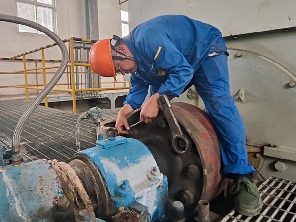 1697073919818136.jpeg 004-10月11日檢修工正在做循環(huán)水泵聯(lián)軸器柱銷拆檢前的測(cè)量1.jpg