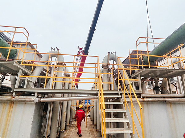 1697073935247073.jpeg 005吊車配合更換循環(huán)水裝置旁濾池進(jìn)水渠檢修工作.jpg