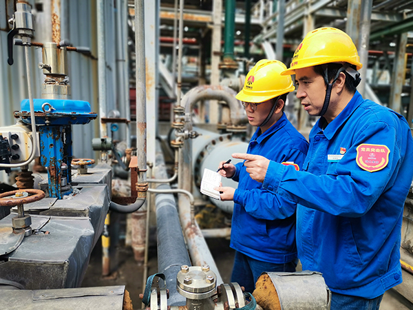 600 圖二：12日下午13時，在動力車間氨區(qū)，趁著午飯休息的空擋，公司勞模安朝陽給90后徒弟岳維哲講解流化床鍋爐氨水配置注意事項。.jpg