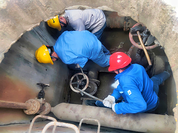 1697329729159237.jpeg 10月13日合成車間副主任劉立考,設(shè)備員董子旭身先士卒進(jìn)入地坑開閥.jpg