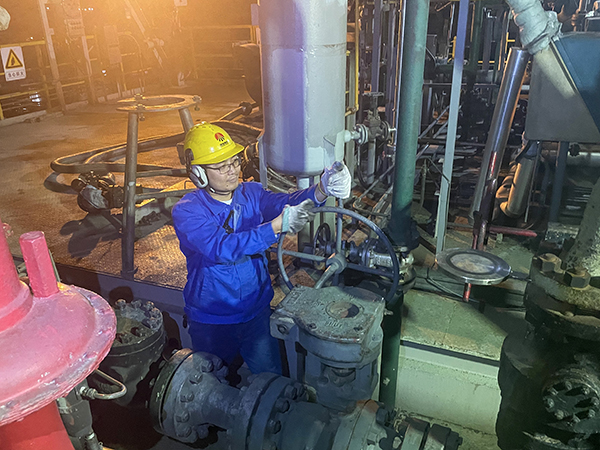 10月7日1：00，班組人員隔離氣化爐煤漿管線，做吹掃前準備 合成車間  張龍厚.jpg