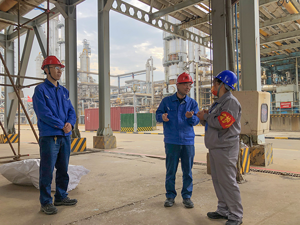 10月17日公司總工程師馬軍忙在合成18工段處，詢問(wèn)高處作業(yè)監(jiān)護(hù)人監(jiān)護(hù)職責(zé)   600.jpg