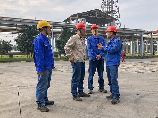10月17日公司總工程師在合成13工段，同車間主任王東亮解決檢修難題    600.jpg