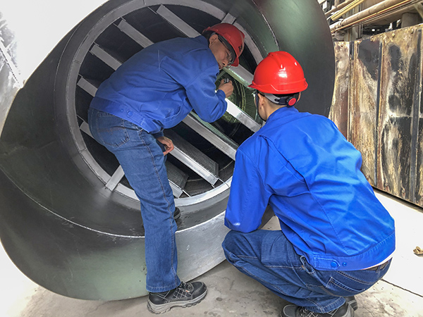 10月17日公司總工程師在動(dòng)力2#鍋爐旁，查看新消音器內(nèi)部結(jié)構(gòu)   600.jpg