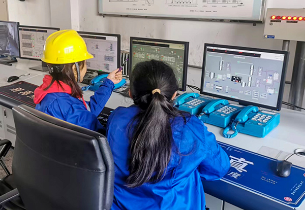 1697592593987428.jpeg 二期循環(huán)水崗位師傅正在向青年職工吳琳講解DCS上的廠控指標(biāo)問(wèn)題.jpg