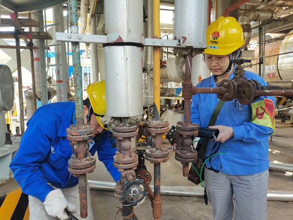 1697609814483449.jpeg 10.18質(zhì)檢女工在檢修現(xiàn)場(chǎng).jpg