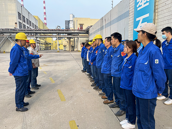 合成車間晨會(huì)上，王東亮正在進(jìn)行安全叮囑.jpg