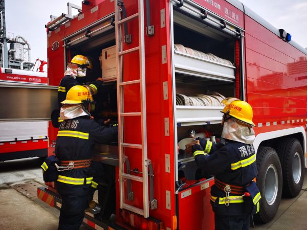 1697680584735797.jpeg 消防隊(duì)員正在檢查器材.jpg