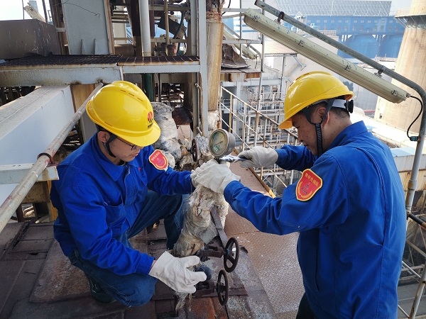 1697785147547684.jpeg 10月15日上午16時(shí),皇甫少?gòu)?qiáng)和楊劍琪在3號(hào)鍋爐過(guò)熱器聯(lián)箱處拆卸壓力表.jpg