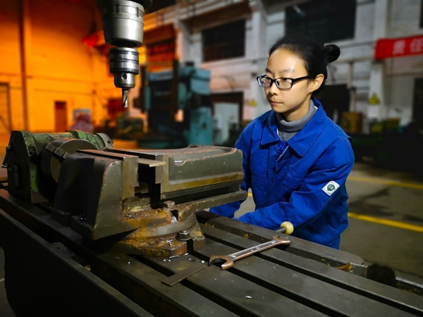 1698198622418051.jpeg 青工“小雨”井然有序操控著龐大的銑床.jpg