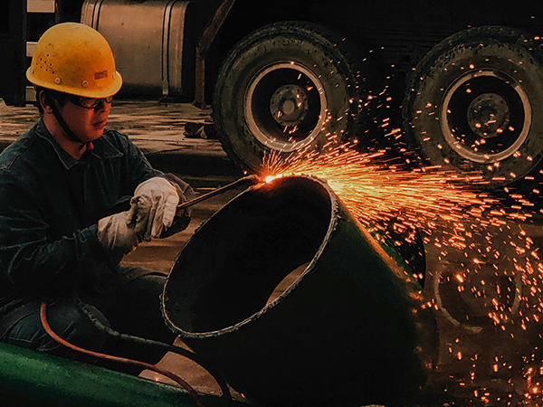 1698219385153157.jpeg 10月19日晚22點(diǎn),加班安裝水冷器 作業(yè)現(xiàn)場(chǎng)焊花四濺 合成車間 張曉林.jpg