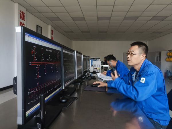 1698374941256582.jpeg 馮向陽與運(yùn)行員工溝通現(xiàn)場故障處理情況.jpg