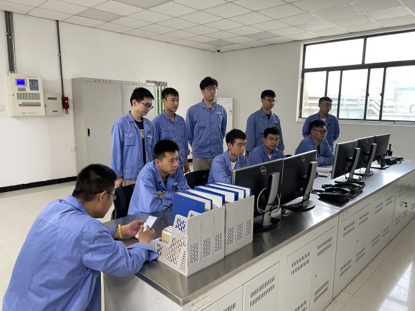 1698374949820048.jpeg 馮向陽在班前會時(shí)間分析近日工作進(jìn)展情況.jpg