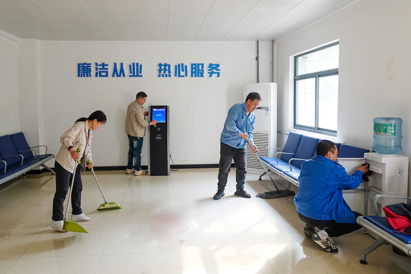 2023年10月運(yùn)銷市場部191罐區(qū)全員清理打掃開票大廳衛(wèi)生2   600.jpg