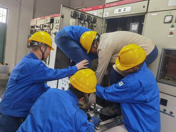今年大檢修期間，電氣檢修人員齊心協(xié)力“修舊利廢”.jpg