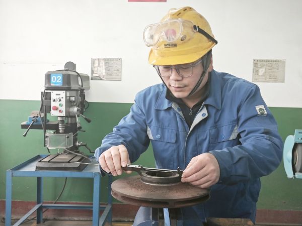 1705624364755444.jpeg 郭峰峰認(rèn)真測量葉輪口環(huán)尺寸數(shù)據(jù).jpg