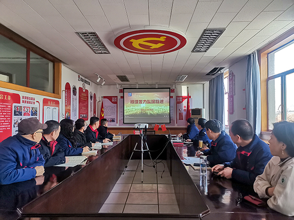 實(shí)業(yè)公司組織員工學(xué)習(xí)相關(guān)文件精神及觀看專(zhuān)題片持續(xù)發(fā)力縱深推進(jìn).jpg