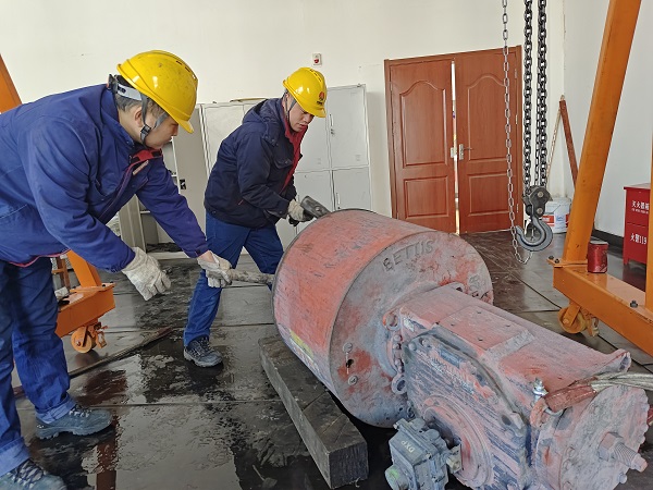 1706240252421087.jpeg 吉闖和陳陽在機鉗廠房拆解閥門2.jpg