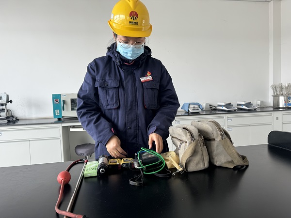 圖2 1月25日，質(zhì)檢分部技術(shù)員毛夢(mèng)雪介紹“檢測(cè)包”。.jpg