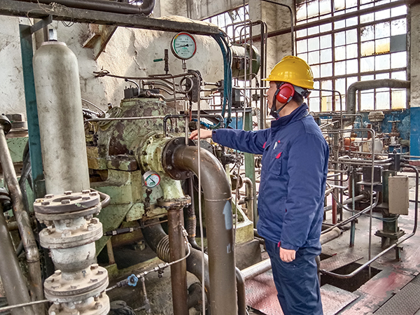 1月23日10時(shí)，合成車(chē)間班組人員監(jiān)測(cè)發(fā)電機(jī)機(jī)泵性能 (1).jpg