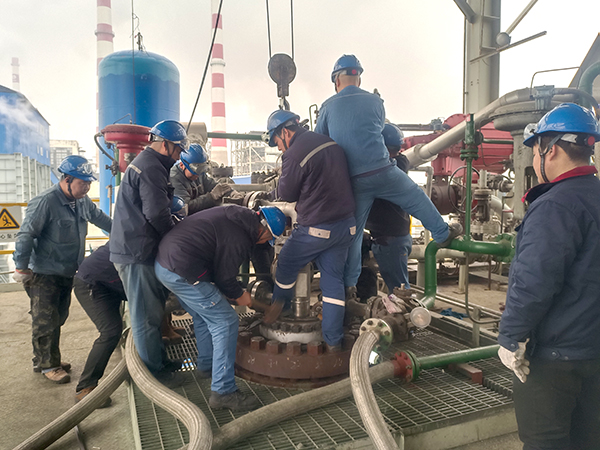 2月2日10：00，檢修人員做投料前準(zhǔn)備工作 (2).jpg