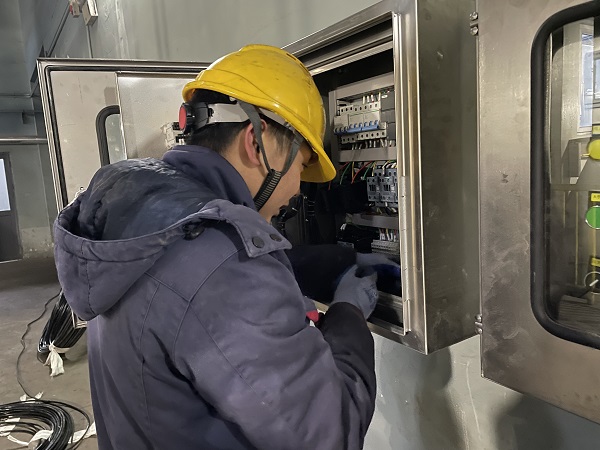 1707266947788848.jpeg 檢修員工魏晨光在為端子箱接線.jpg