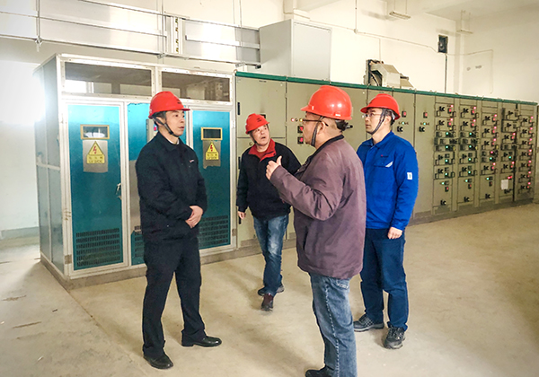 2月8日下午，公司黨委副書記、董事、總經(jīng)理趙強(qiáng)帶領(lǐng)安全環(huán)保部、行政保衛(wèi)部、物料車間相關(guān)領(lǐng)導(dǎo)深入公司191罐區(qū)開展春節(jié)前安全生產(chǎn)綜合檢查。--圖為配電室.jpg