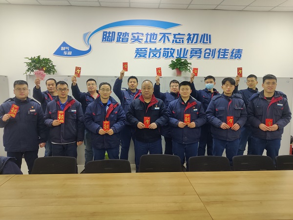 2月11日，大年初二車間管理人員為白班在崗人員，化工二班派發(fā)新春紅包照片.jpg