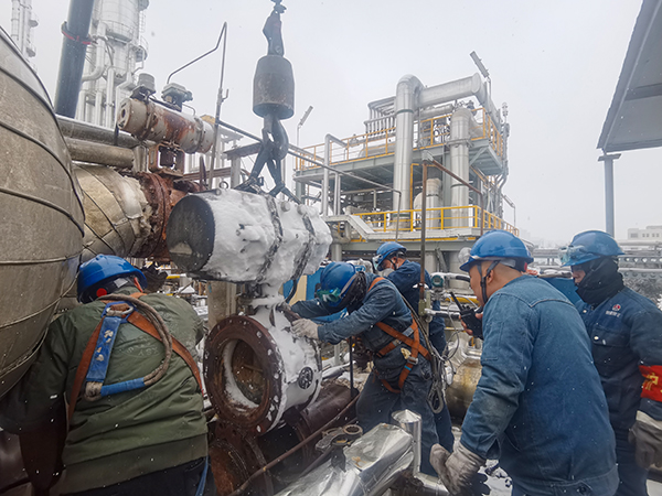 2月21日，檢修人員正在708現(xiàn)場搶修閥門.jpg