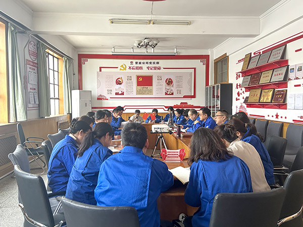 3月5日，渭河塑業(yè)公司以融入生產(chǎn)經(jīng)營抓黨建為引領(lǐng)，組織召開積極創(chuàng)新，實現(xiàn)生產(chǎn)經(jīng)營管理提升研討會。.jpg