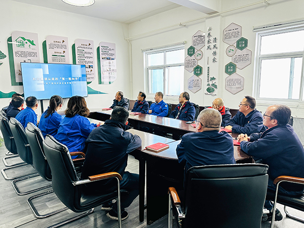 3月7日下午，物料車間黨支部組織黨員領(lǐng)導(dǎo)干部及行使公權(quán)力人員集體觀看警示教育片《扣好廉潔從政的第一?？圩印?jpg