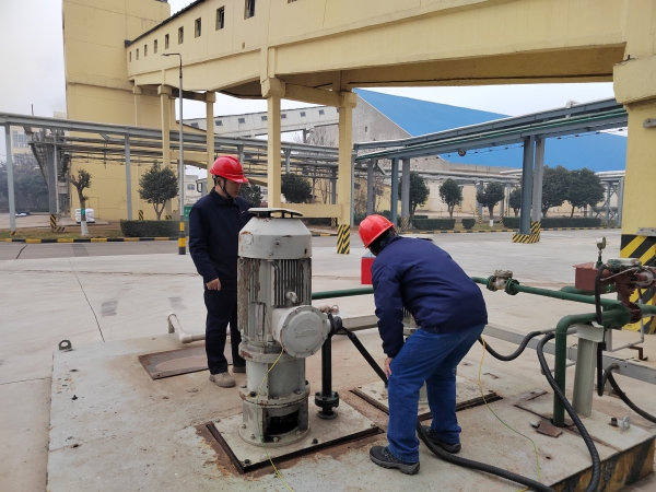 3月11日，計(jì)控電儀部部長王文波帶隊(duì)對現(xiàn)場電氣儀表設(shè)備防雷防靜電接地設(shè)施進(jìn)行專項(xiàng)檢查 (1).jpg