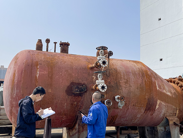 1711443917321365.jpeg 庫管人員與評估單位在對報廢設(shè)備進行資產(chǎn)評估確認.jpg