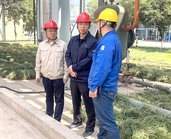 趙總在802搶修現(xiàn)場(chǎng)和車(chē)間主任、技術(shù)人員深入交流  600.jpg