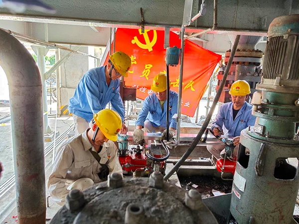 4月12日，計控電儀部黨員突擊隊成員們正在三期檢修現(xiàn)場更換穿線管   600.jpg