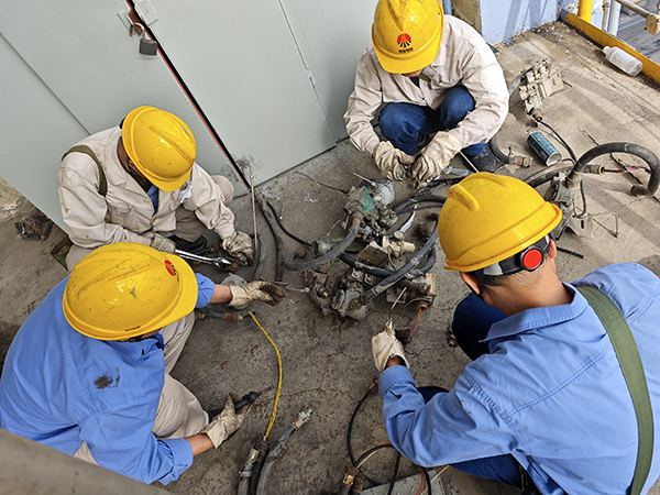 三期大檢修現(xiàn)場，計控電儀部人員堅持做到工完料凈場地清，將現(xiàn)場破損、報廢的儀表設備拿回去“二次利用”， 600.jpg