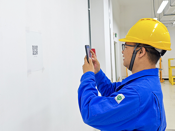 運行工段員工楊長青正在利用雙預(yù)防app掃碼排查隱患 (1).jpg