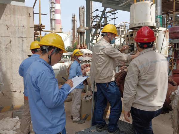 三期檢修現(xiàn)場(chǎng)，計(jì)控電儀部在進(jìn)行“精益檢修 安全有我”主題活動(dòng)的安全檢查（2）.jpg