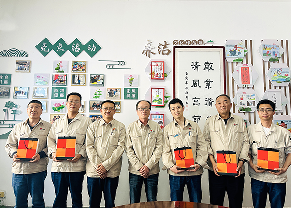 4月18日下午，物料車間黨支部組織運(yùn)行崗位職工開展“書廉韻 倡廉潔”仿宋字書廉比賽。--晉級(jí)選手發(fā)放獎(jiǎng)品.JPG