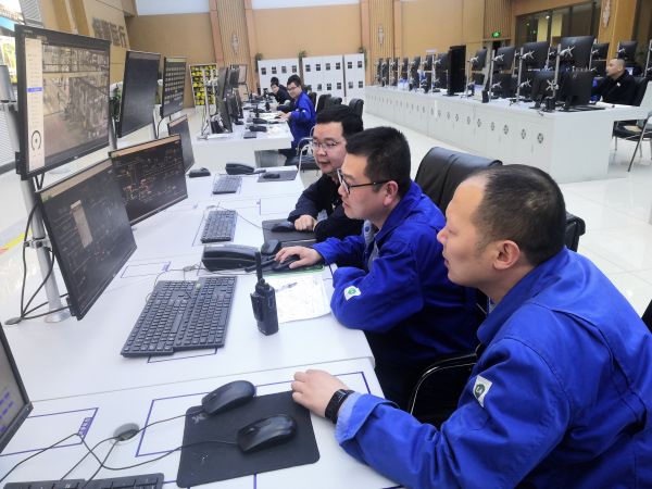 圖1 4月22日，計(jì)控電儀部副部長(zhǎng)賀捷坤、工藝副主任韓曉亮及相關(guān)專(zhuān)業(yè)技術(shù)人員與現(xiàn)場(chǎng)配合乏熱回收開(kāi)車(chē)工作。肖歡 攝.jpg