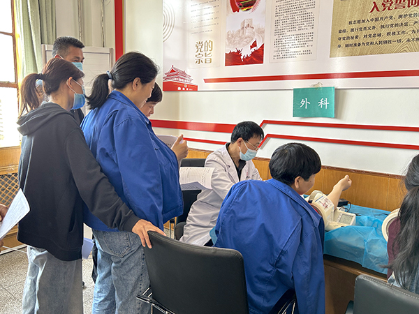 勞務(wù)用工排隊進(jìn)行外科檢查。.jpg