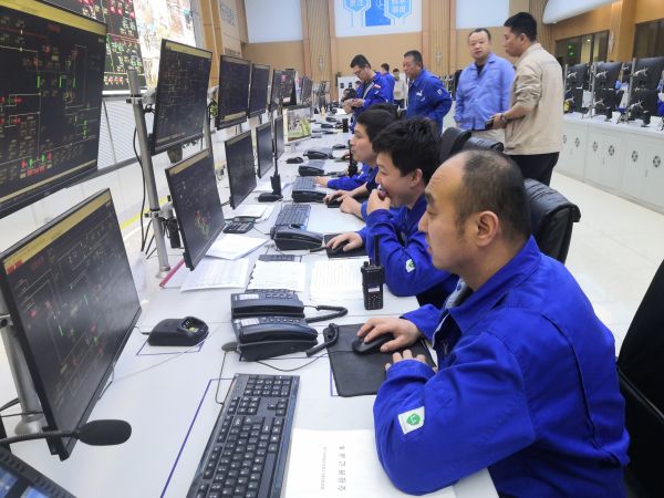 圖2 4月26日，車間管理人員和中控做好停車工作。肖歡 攝.jpg