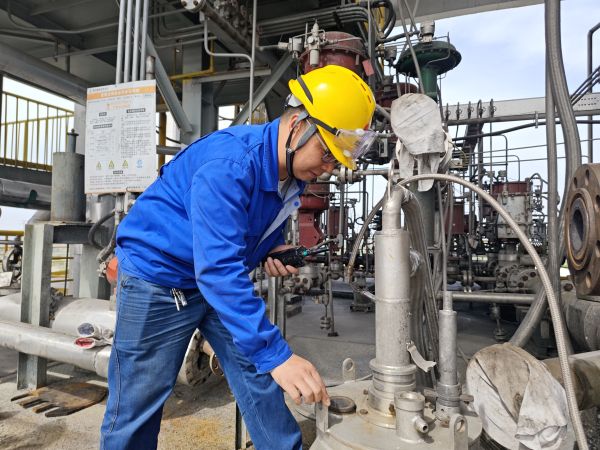 圖1 5月7日，現(xiàn)場(chǎng)人員查看氣化爐火勢(shì)情況。劉航 攝.jpg