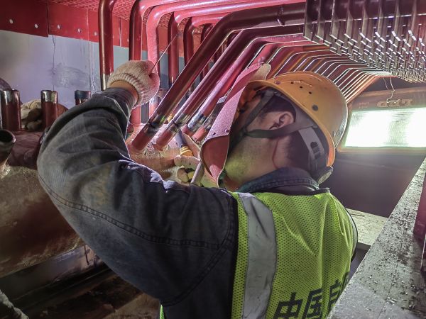 2024年5月20日，動(dòng)力車(chē)間4號(hào)鍋爐施工單位檢修人員正在焊接新的省煤器.jpg