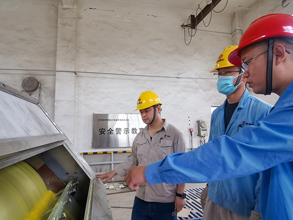 5月27日，劉立考與技術(shù)員現(xiàn)場查看新造粒機情況，為開車準備.jpg